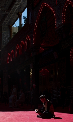  داخل الصحن الحسيني