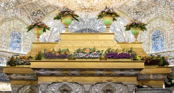 اكاليل الورد فوق ضريح الامام الحسين عليه السلام