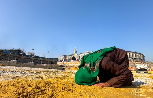 طُوبَى لَكِ مِنْ تُرْبَةٍ عَلَيْكِ تُهْرَقُ دِمَاءُ الْأَحِبَّةِ.