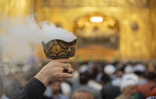  ضريحكُ فوّاحٌ وعطرُكَ آسرٌ ..  فروحٌ وريحانٌ بهِ وإباءُ