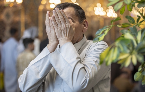 أجواء الدعاء في صحن المولى أبي الفضل العباس (ع)