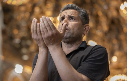 أجواء الدعاء في صحن المولى أبي الفضل العباس (ع)