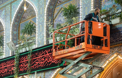 نشر رايات العزاء بإستشهاد السيدة الزهراء (عليها السلام)
